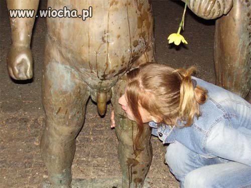 Oj ten posąg będzie zdecydowanie szczęśliwy ...