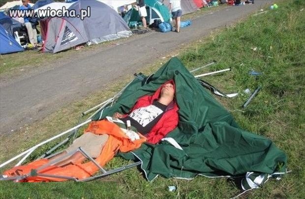 Rozbijanie namiotu po pijaku...