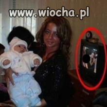 Idealna matka z dzieciątkiem na rękach 