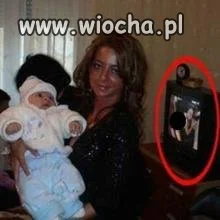 Idealna matka z dzieciątkiem na rękach 
