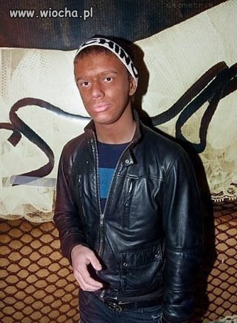 Stylowo opalony dziuniek