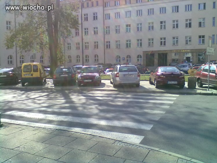 Tak parkują pod UM w Łodzi a Straż Miejska obok