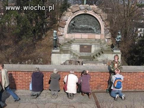 Pod zdjęciem: "z bojówką Najświętszej Marii Panny"