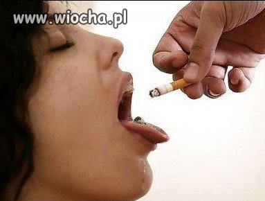 Kobieta popielniczka.