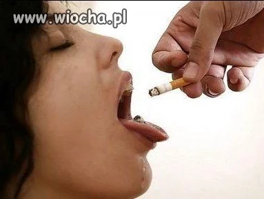 Kobieta popielniczka.
