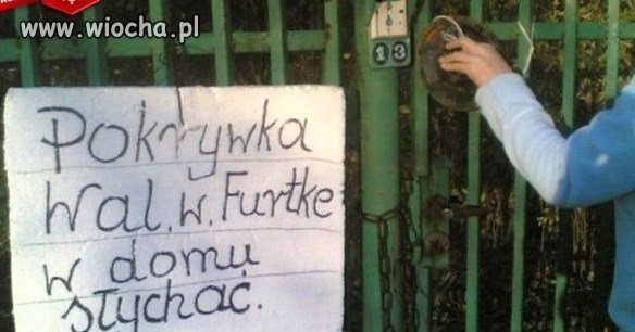 Wal w furtkę w domu słychać
