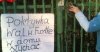 Wal w furtkę w domu słychać