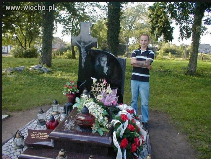 Słit focia przy grobie A. Leppera