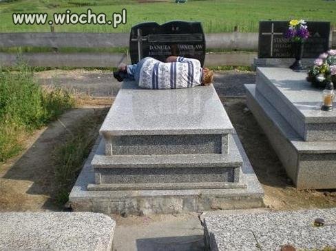 Spacer po cmentarzu...