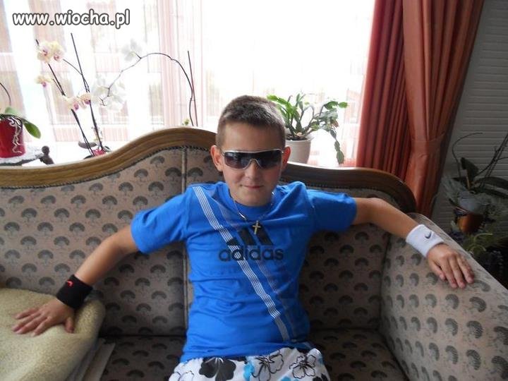 Okularki i opaski są, łańcuszek też, bluzka adidas