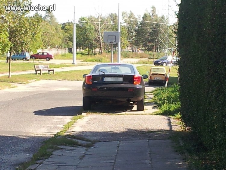 Tylko debil tak parkuje. 