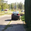 Tylko debil tak parkuje. 