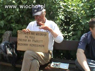 Biznessmen wśród bezdomnych 