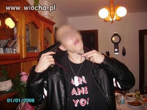 Pod fotką: "ktoś zna numer do egzorcysty???"