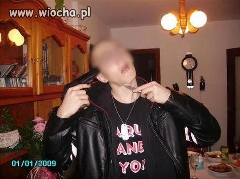 Pod fotką: "ktoś zna numer do egzorcysty???"