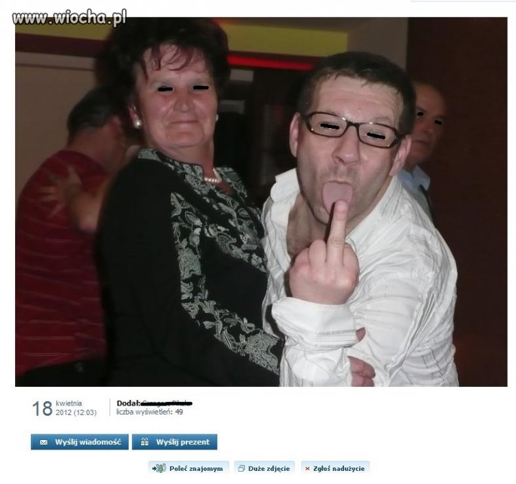 Lizanie środkowego palca podczas tańca...