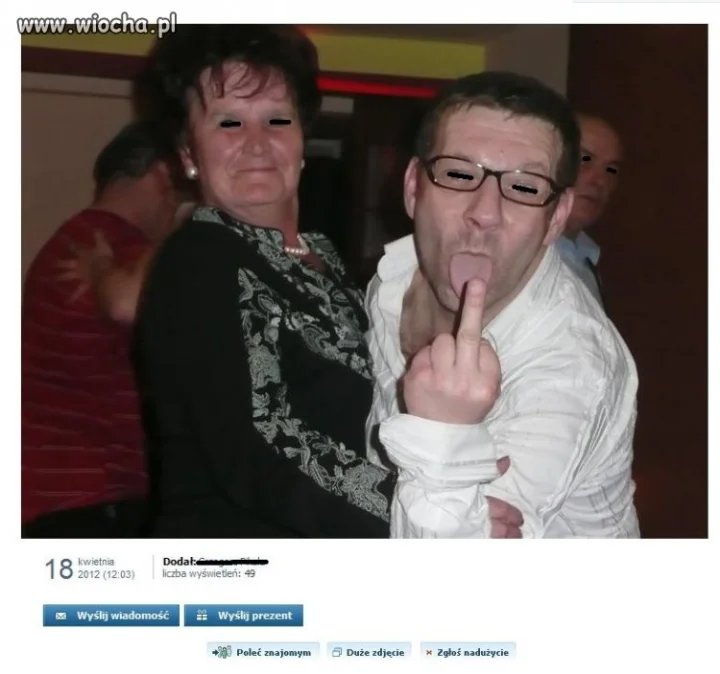 Lizanie środkowego palca podczas tańca...
