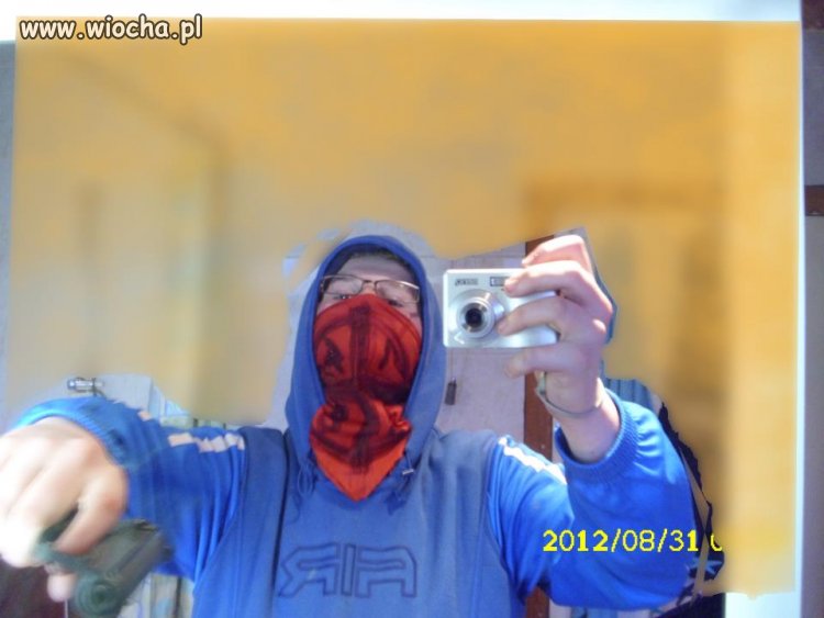 Wielki gangsta z pistoletem.