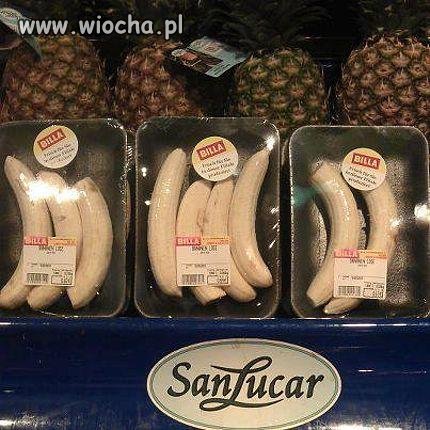 Szczyt lenistwa banany obrane ze skórki.