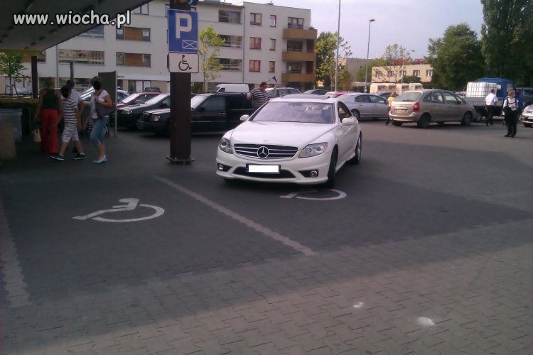 Tymczasem pod Biedronką...
