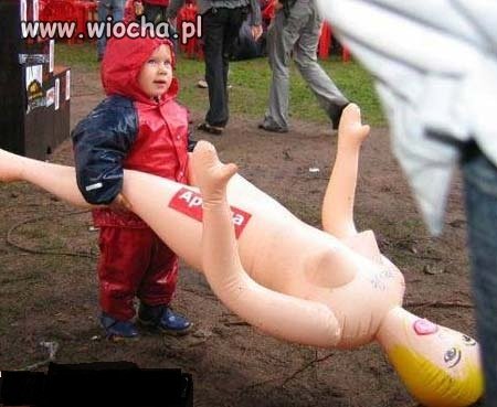 Tatusiu-przyniosłem twoją laleczkę