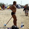 A takie-z laską na plaży