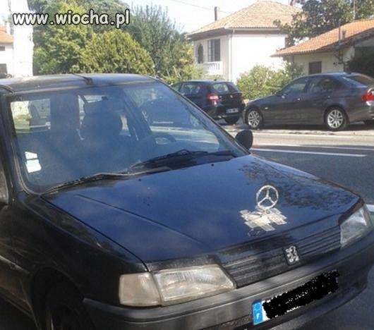 Najważniejsze, że znaczek nadal się trzyma...