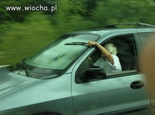 Telefonu podczas jazdy nie można używać