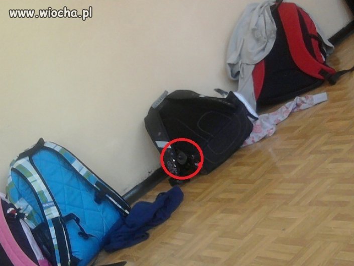 Jeden z plecaków w szkole 