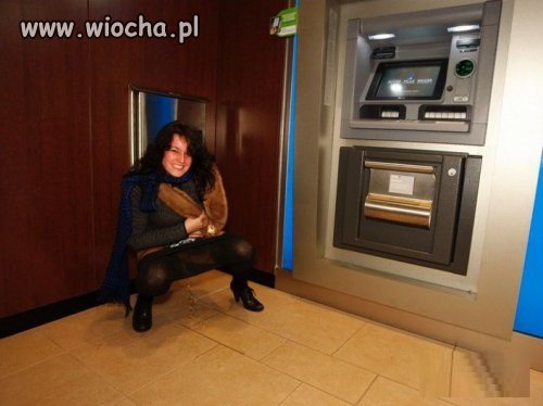Uwaga śliska podłoga pod bankomatem