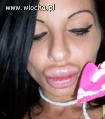 Panna botox z brwiami namalawanymi flamastrem