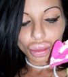 Panna botox z brwiami namalawanymi flamastrem