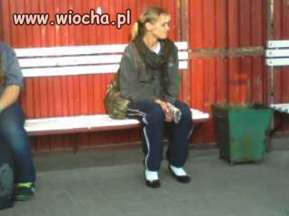 Dresy, białe skarpety i eleganckie buty 