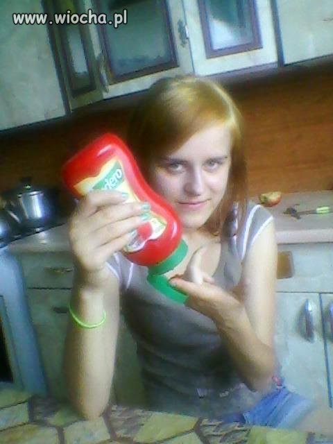 Chcesz lizać jej keczupik z rąsi?
