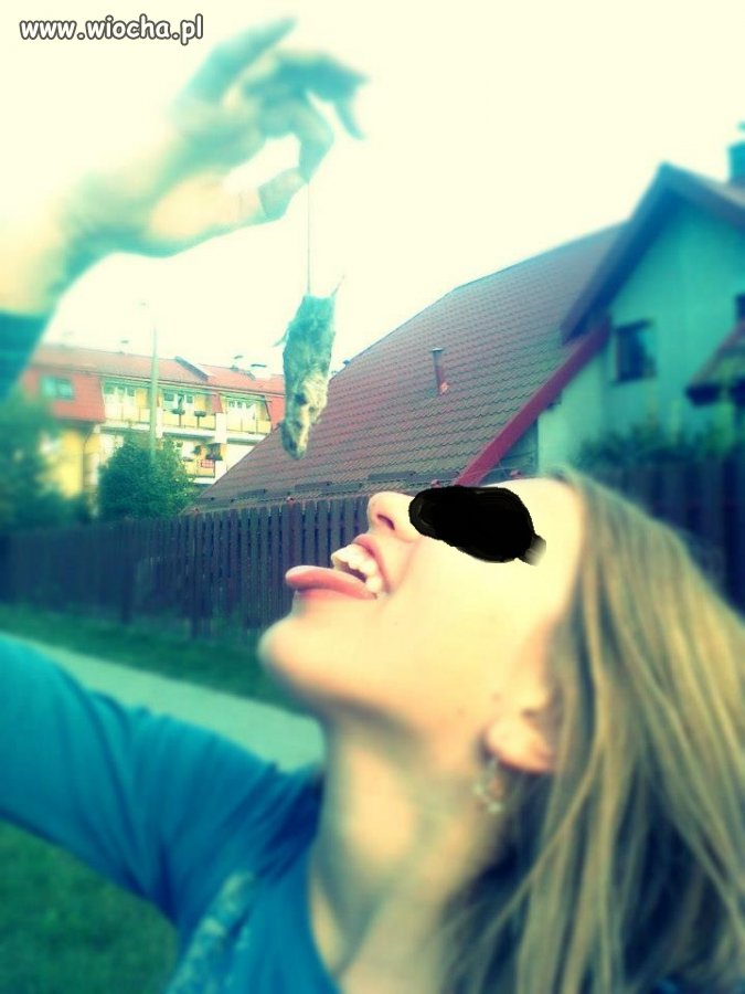 13-latka i szpan z nieżywą myszką.