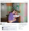Chłopak farbuje włosy i maluje usta