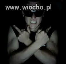 Nie ma to jak Fuck you i czarne okulary..