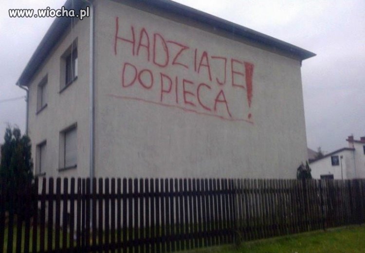 Bulwersujący napis na elewacji w Zębowicach