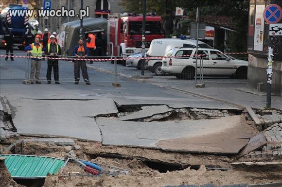 O 4 rano zapadła się ulica w centrum wawy 