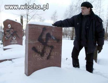 Wandale namalowali na 50-ciu grobach swastyki!