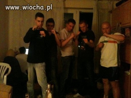 Opis : Jest nas wielu nigdy nas nie pokonacie ...