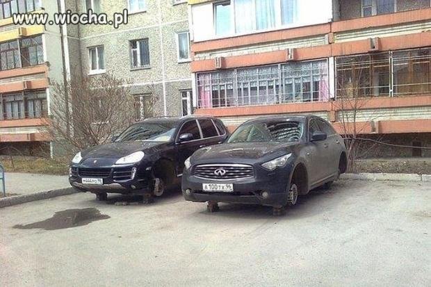 I zostaw tu auto na parkingu ...