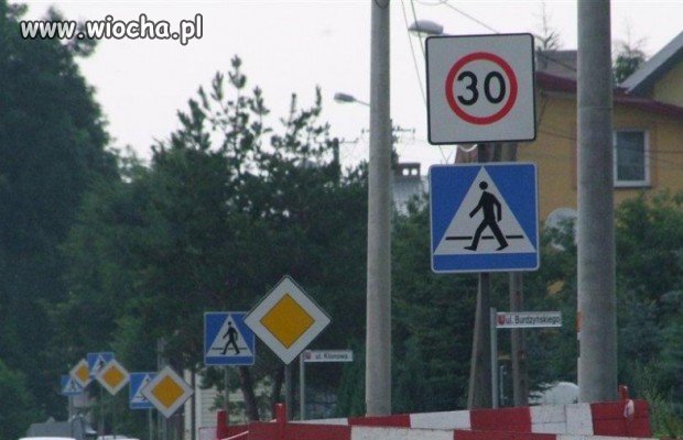 Absurd pod Kielcami! Nie za mało tych znaków?