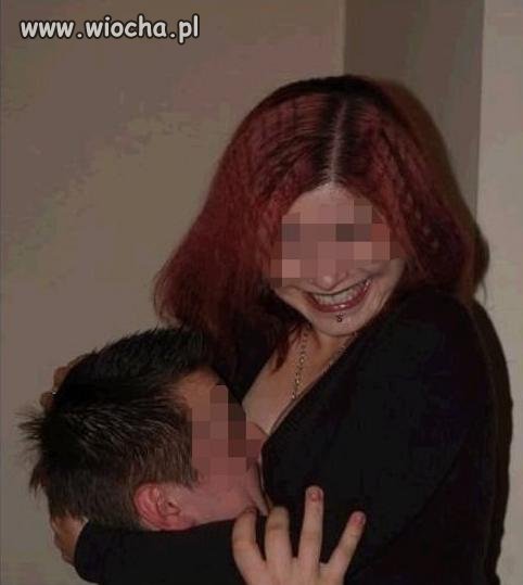 Opis pod foto: "duszenie cyckami"