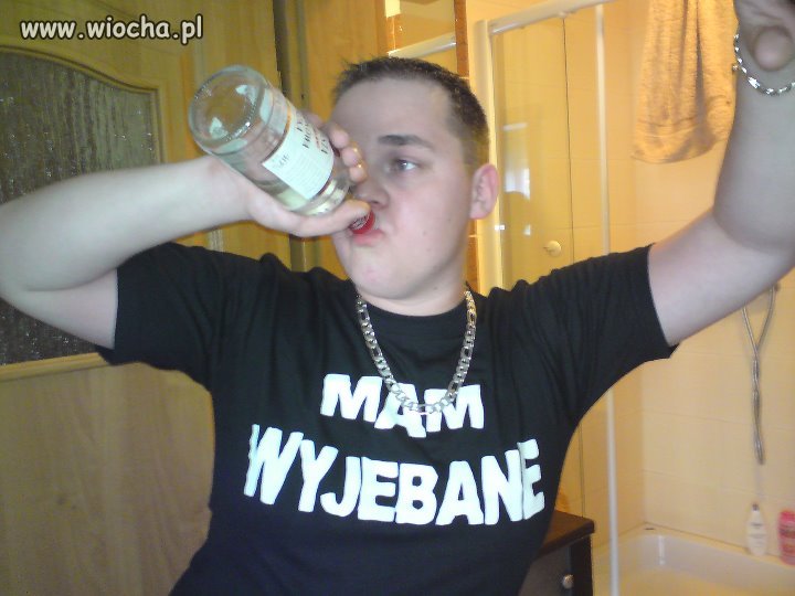 Są łańcuchy, trendi koszulka, wóda 