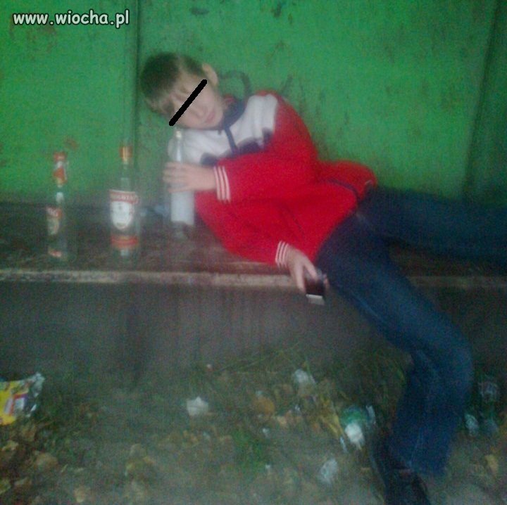 I znów dzieciak z flachą w dłoni.
