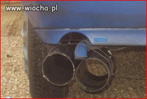 Jakby wisiał prosto, to nikt by się nie kapnął.