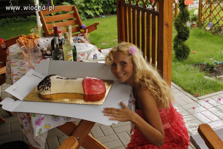Blondyna z tortem