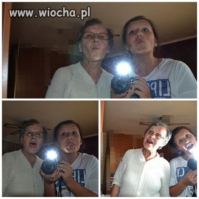 Babcia z wnuczką i ten dzióbek