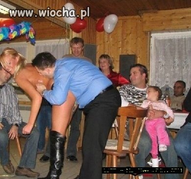 A dziecko patrzy na zabawę..